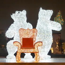 плетеные медведи и кресло из фибергласа