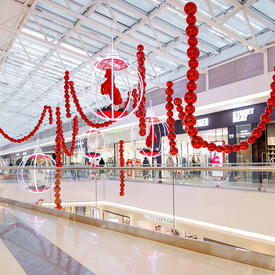 украшение атриума бусами в красных тонах