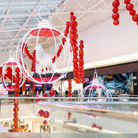 бело-красный декор в ТЦ к новому году 2026