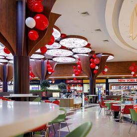 красное оформление фудкорта в торговом центре в Тюмене