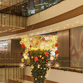 новогодняя елка под потолком в торговом уентр