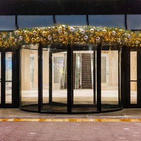 оформление еловой гирляндой и шарами главного входа в тц