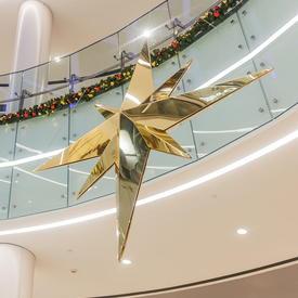 зеркальная золотая звезда подвесная в торговом центре