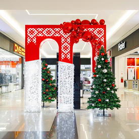 праздничное оформление 2026 в красных оттенках в коммерческом пространстве