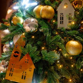 новогодние декорации елей в торговом центре