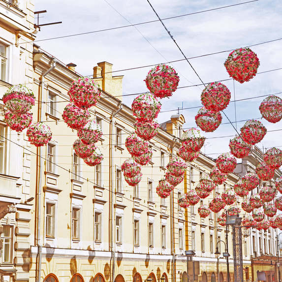Композиция из подвесных плетеных цветочных шаров создает праздничную атмосферу