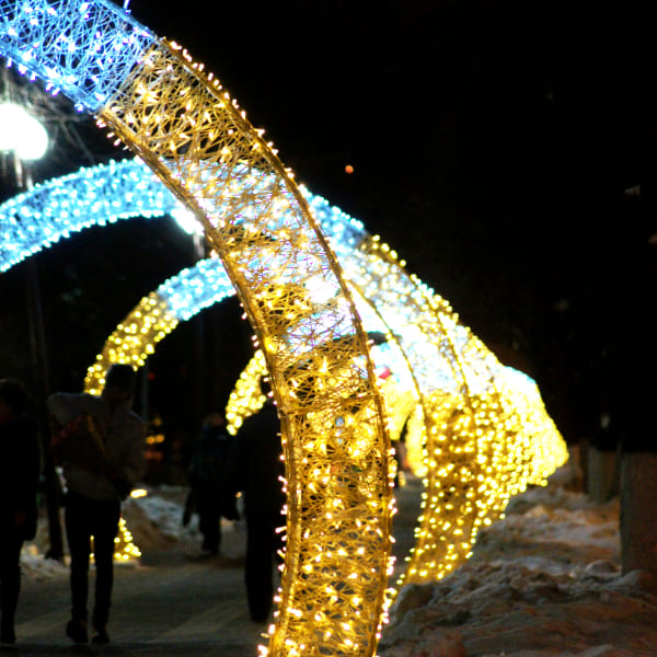 Зимнее оформление световым тоннелем парка в городе Видное